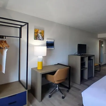 Comfort Inn Near Downtown & Blue Ridge Pkwy-3