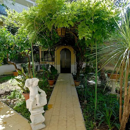 B&B Tiburtina Garden-3