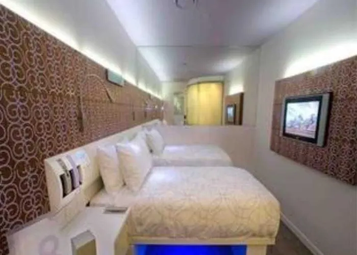 Hotel with pool: All Seasons Christchurch