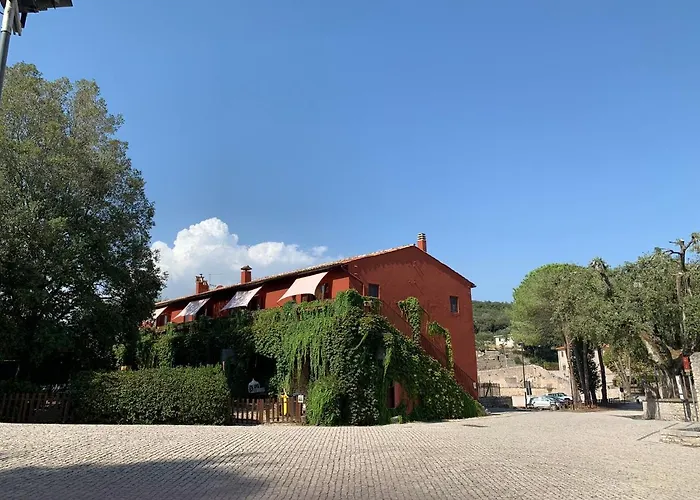 Casette rosse nel borgo medievale di Fossanova