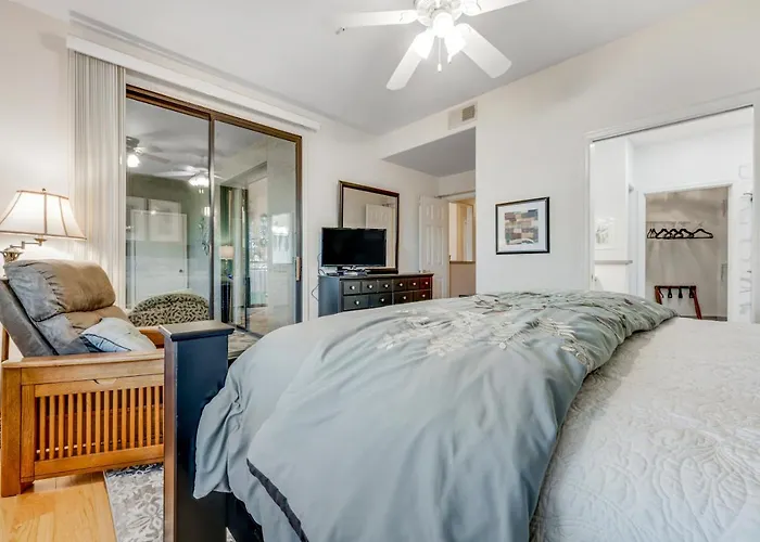 Hotel near College: Villages North