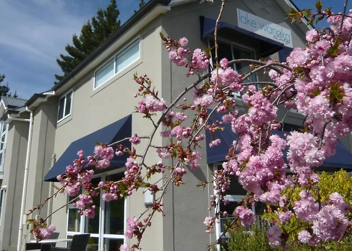 B&B only: Lake Wanaka Lodge