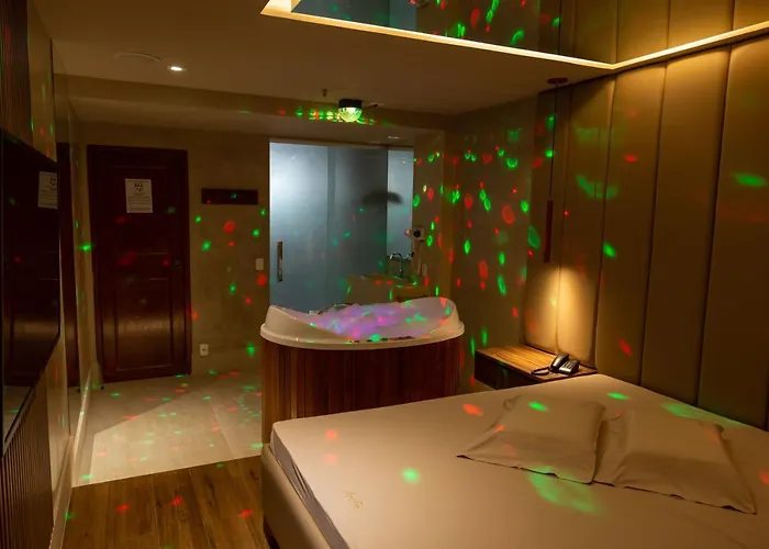 Hotel all'aeroporto: Love Time Hotel (Adults Only)