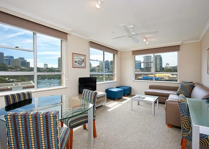 Hotel with pool: Harbourside Apartments