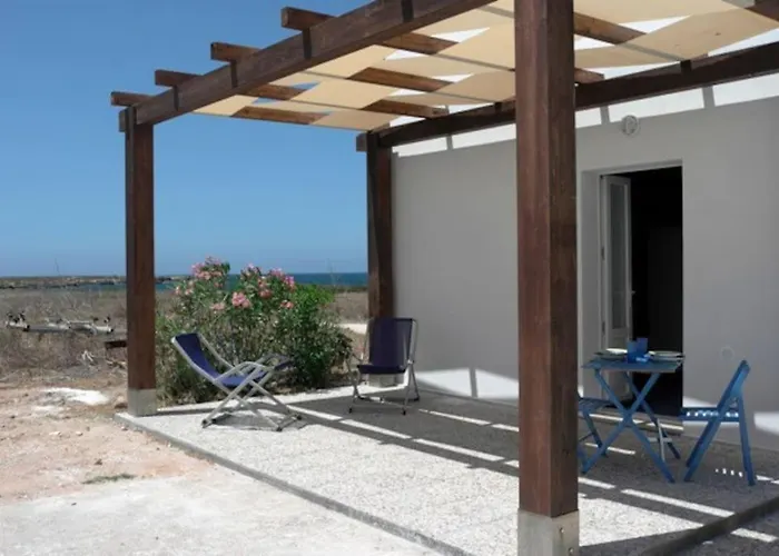 Il Cubo, monovano col mare su tre fronti.