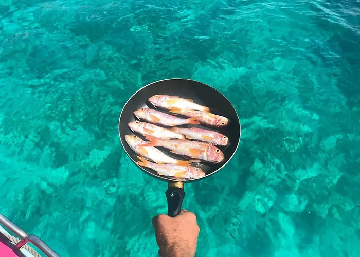 Il Cubo, monovano col mare su tre fronti.