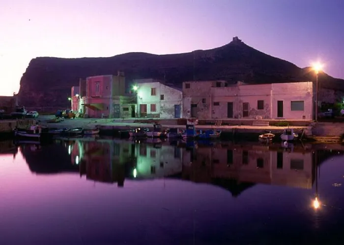 Il Cubo, monovano col mare su tre fronti.