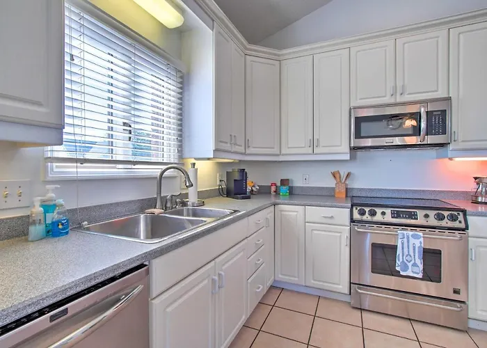 1/2 Mi To Riverwalk! Historic Dtwn Southport Condo