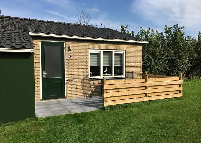 Bungalow op bedrijf met melkkoeien