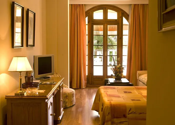 Hotel con piscina: La Cueva Park