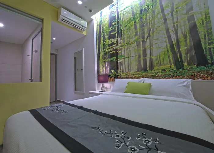 Cheap hotel: J8 Hotel