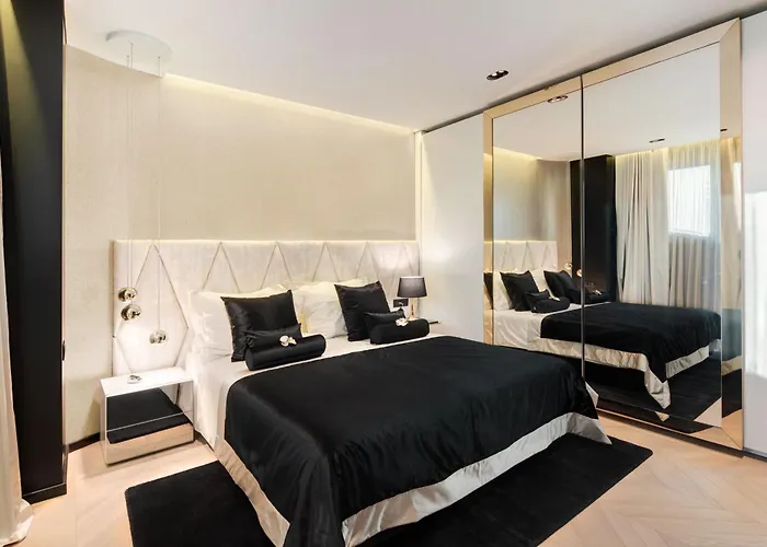 Hotel near College: Posh Residence Luxury Suites