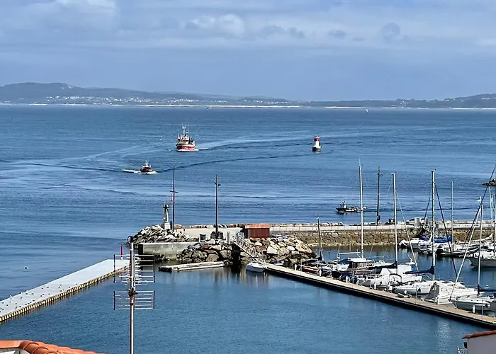 Playa y ciudad.