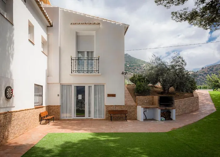 Lagar Del Chorro Junto Caminito Del Rey Piscina Y Baloncesto