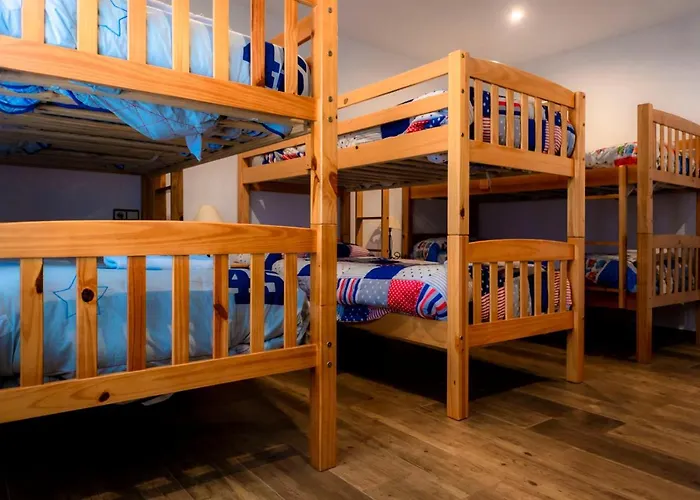 Lagar Del Chorro Junto Caminito Del Rey Piscina Y Baloncesto