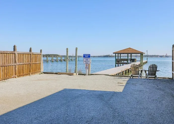 Spacious Home With Waterfront View-Welcome Pets
