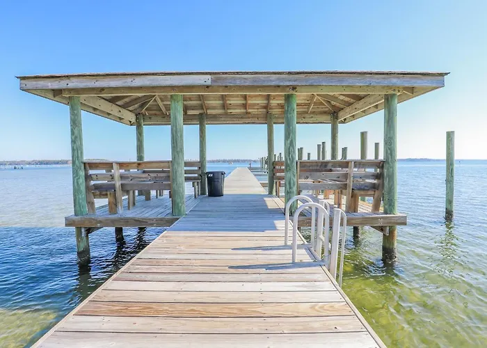 Spacious Home With Waterfront View-Welcome Pets