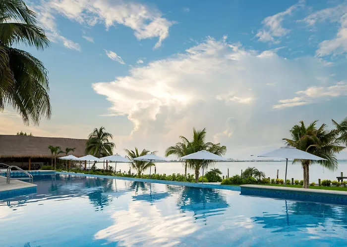 Beach hotel: Real Inn Cancun