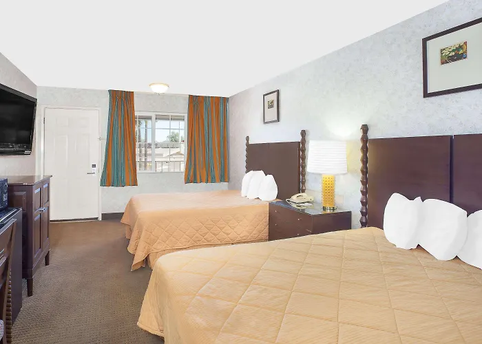 Motel: Days Inn By Wyndham Fresno Central