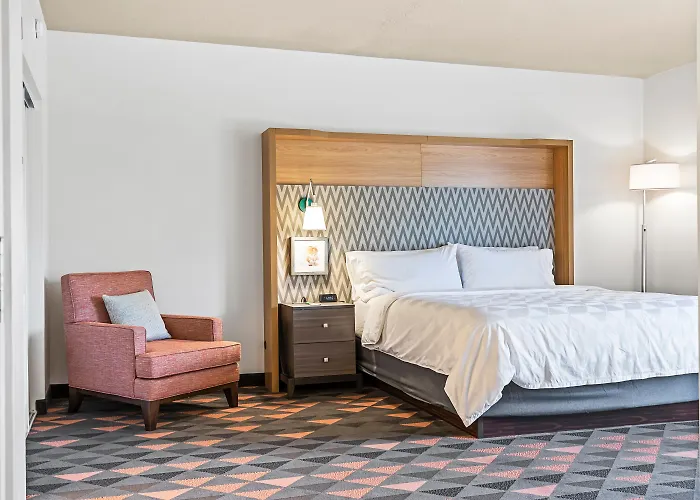 Central hotel: Holiday Inn - St. Petersburg West By Ihg