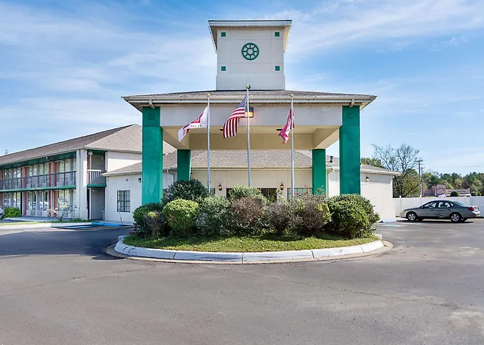 Hotel with pool: Econo Lodge