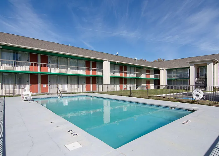 Hotel with pool: Econo Lodge