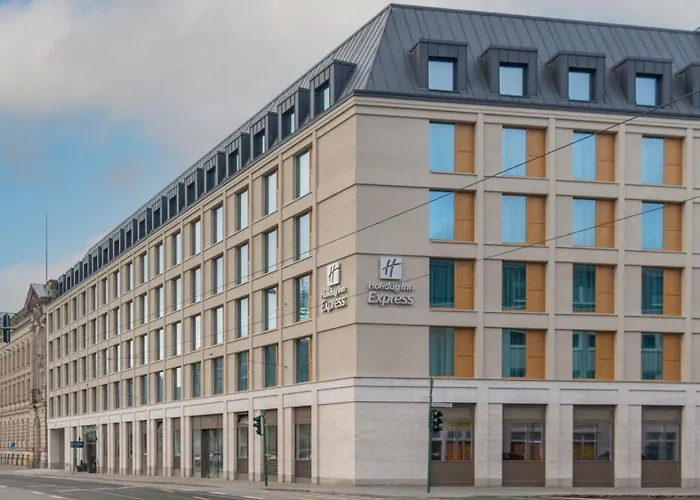 Holiday Inn Express & Suites - By Ihg