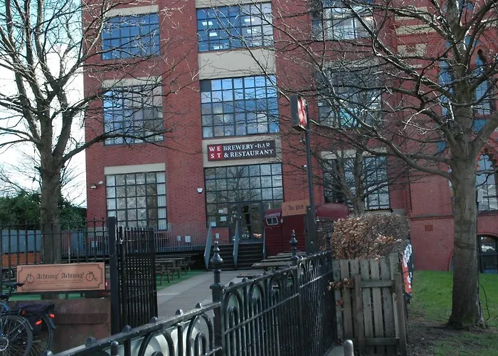 The Nelson - Spacious City Property And Free Parking