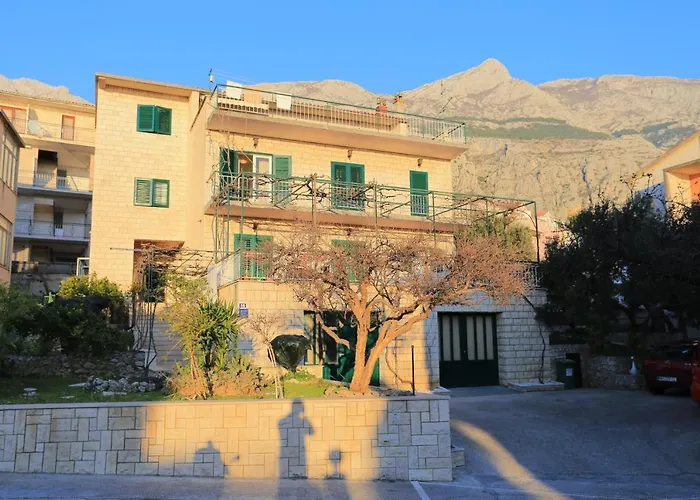 Apartments And Rooms With Parking Space Makarska - 18028