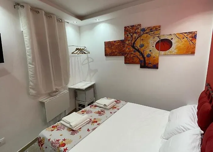 Hotel: Red Moon