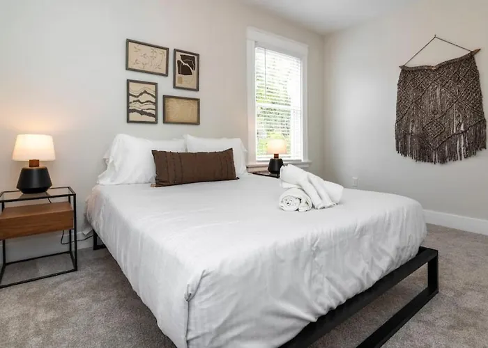 Deluxe 4-Bedroom w Huge Deck 3-Min to Downtown