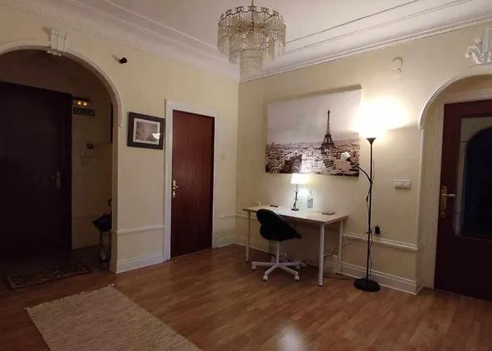  FlipHouse Rooms