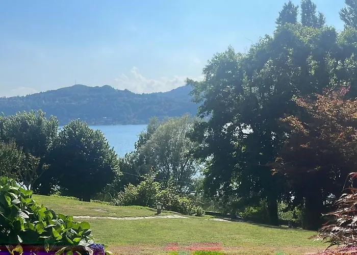 Casa fronte lago con piscina