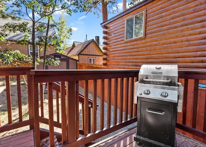 The Cuddle Inn - True Feeling Of A Great Cabin! Beautiful And Homey! Walking Distance To The Lake!