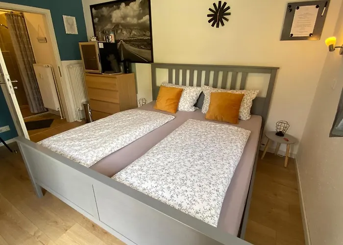 Kleines Doppelzimmer mit eigenem Bad und Kühlschrank, frisch saniert