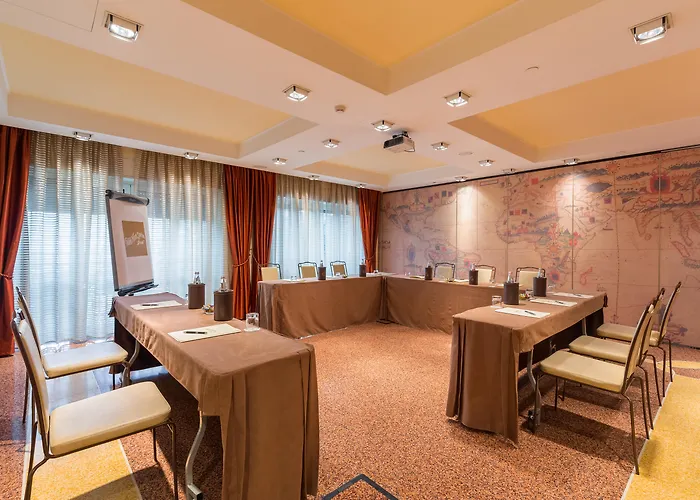 Luxury hotel only: Grand Hotel Savoia Genova, Curio Collection By Hilton
