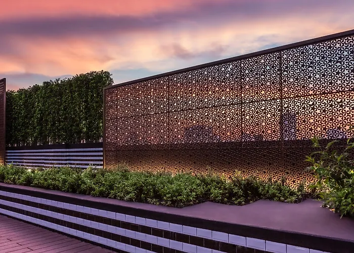 Hotel with view: Holiday Inn Express Bangkok Soi Soonvijai By Ihg