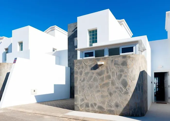 Casa Lolalo - Modern Villa with pool, 15min walk to Marina Rubicón