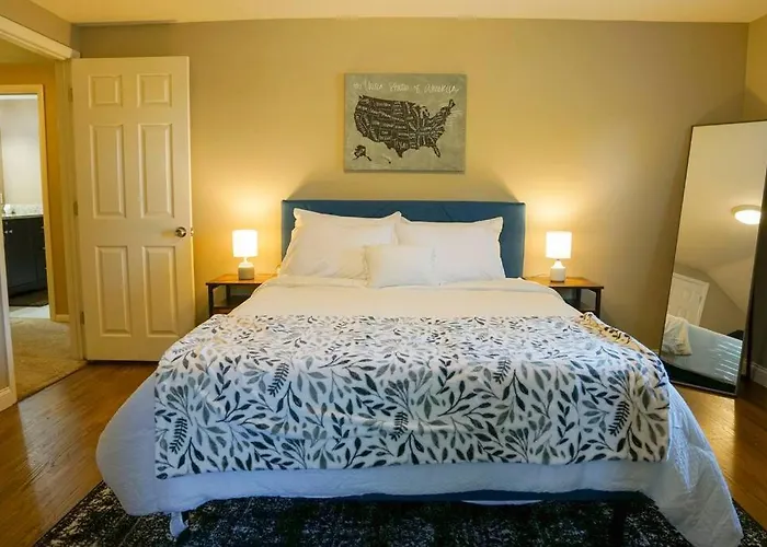4Br/2.5Ba Home Boasting 2400Sqft And Eat-In Ktn