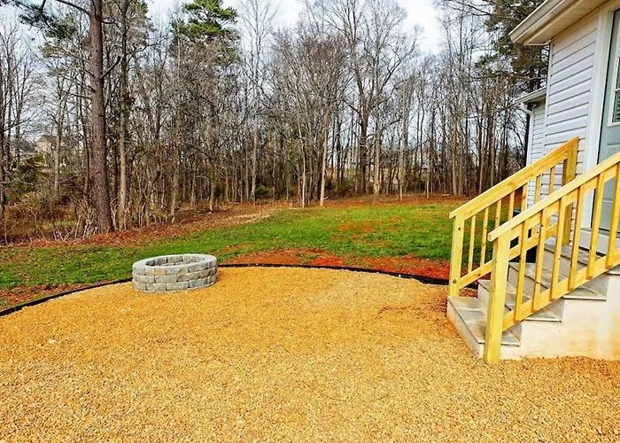 Three Bedroom Outdoorsy Escape In Huntersville