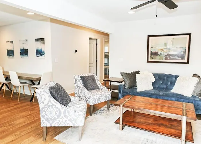 Three Bedroom Outdoorsy Escape In Huntersville