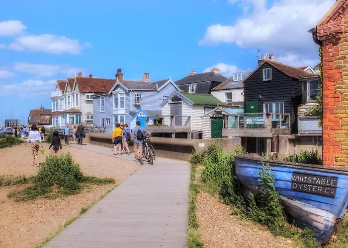 Daweswood - Luxury Cottage, Lake Access & Hot Tub