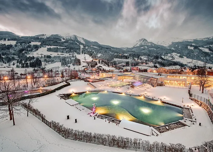 Familienhotel: Hotel Norica - Thermenhotels Gastein mit dem Bademantel direkt in die Therme
