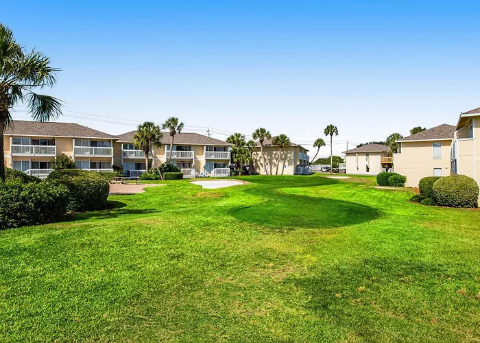 Beach hotel: ​Sandpiper Cove