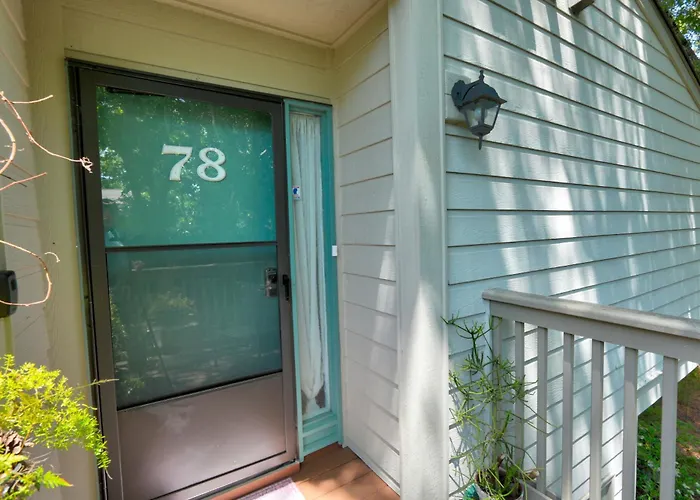 Apartment: 125 Cordillo Parkway