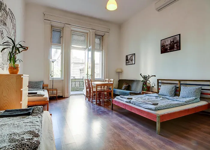 Pal'S Hostel And Apartments