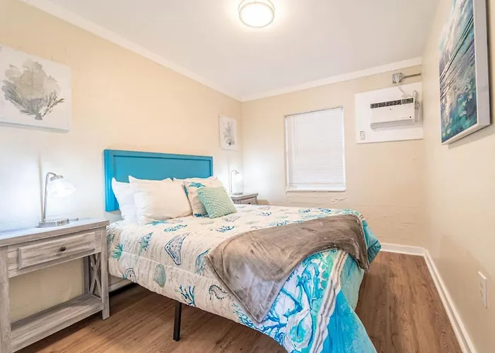 Hotel near College: Bahama Breeze Suites