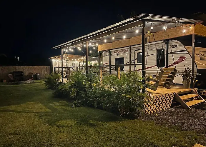 El Camper Rv With Pool.