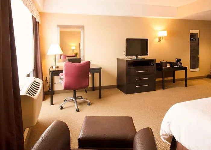 Hampton Inn & Suites Crosstown Center