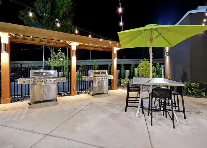 Hotel with pool: Home2 Suites By Hilton Atlanta Marietta, Ga